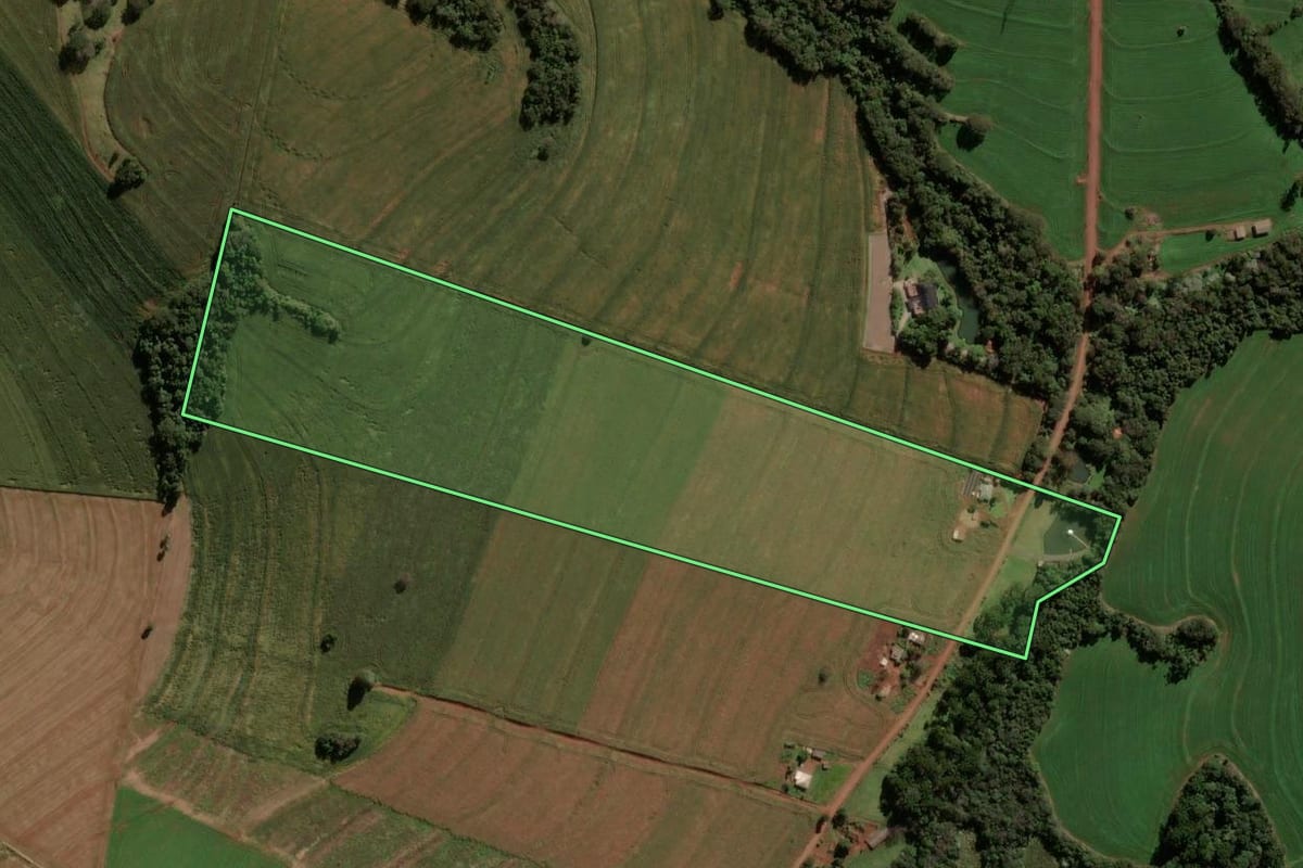 Imagem de satélite do imóvel rural em Cascavel (PR), com o contorno declarado no CAR desenhado por cima.