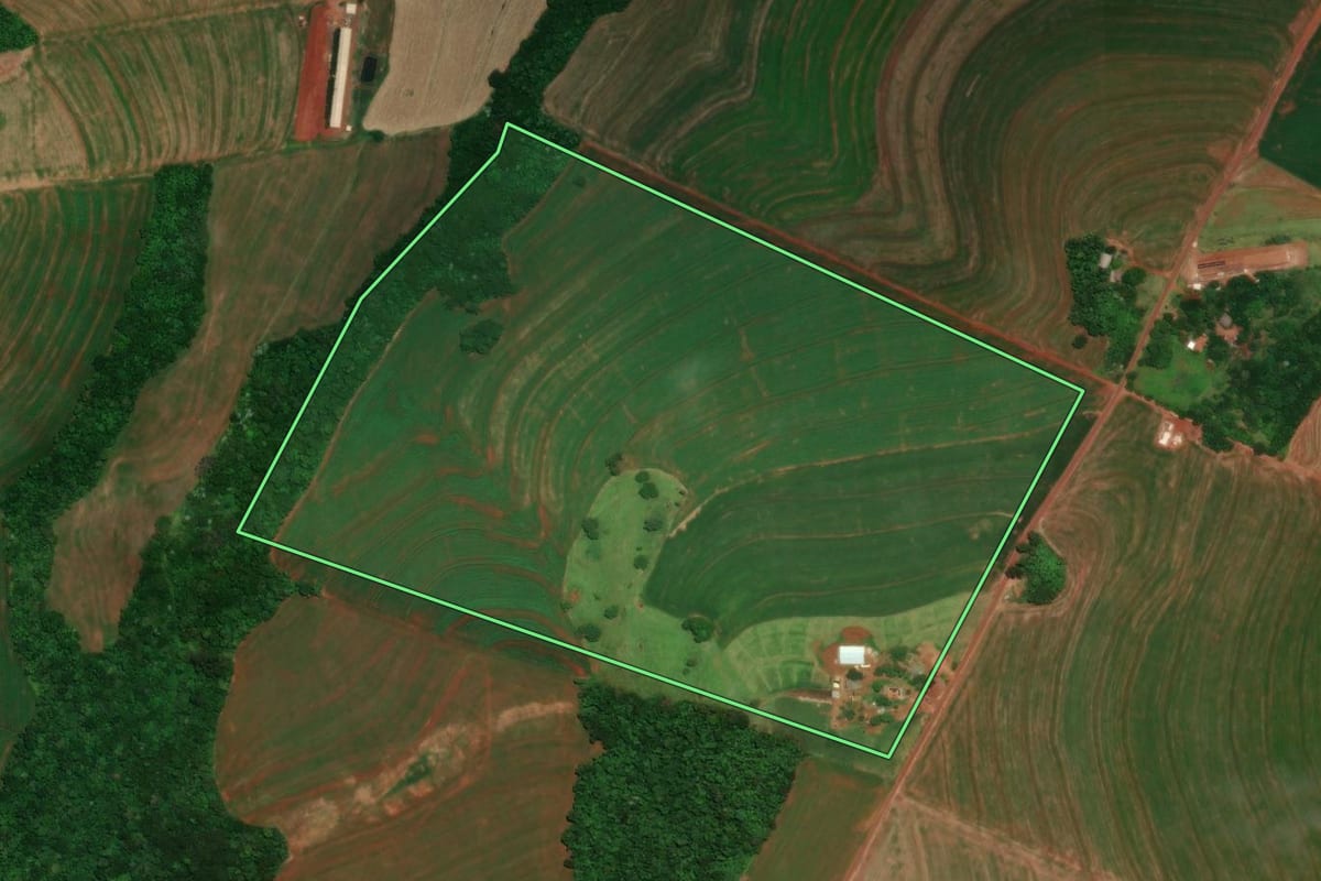 Imagem de satélite do imóvel rural em Cascavel (PR), com o contorno declarado no CAR desenhado por cima.
