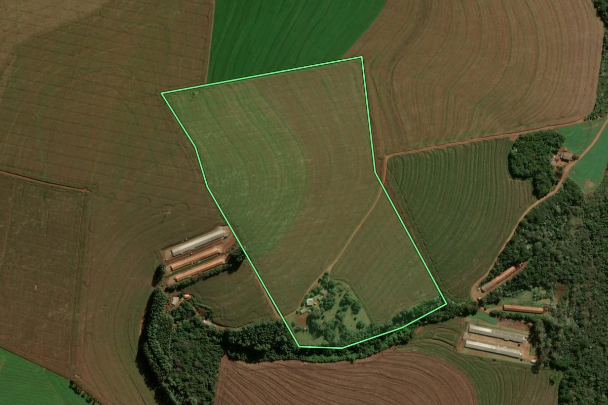 Imagem de satélite do imóvel rural em Cascavel (PR), com o contorno declarado no CAR desenhado por cima.