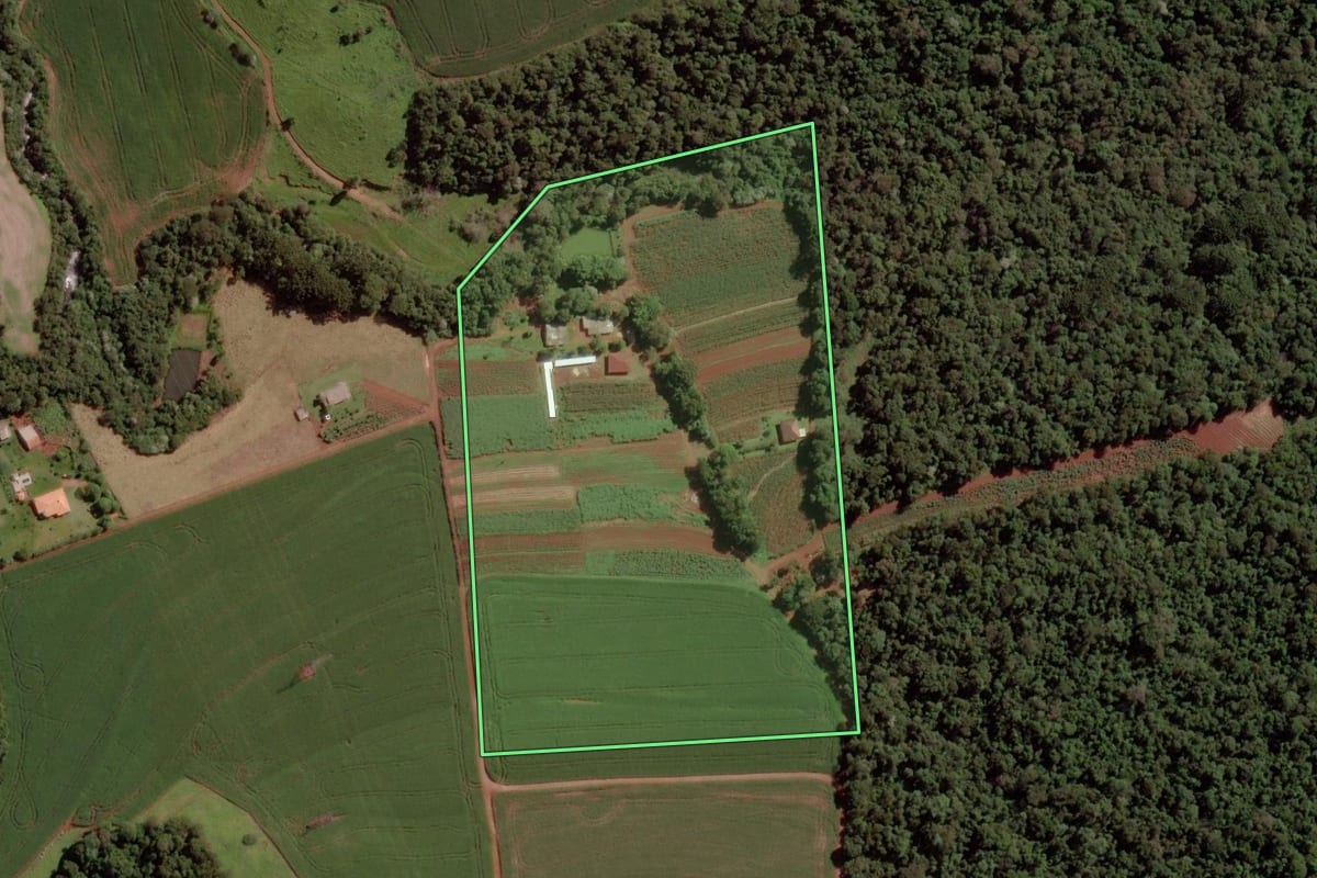 Imagem de satélite do imóvel rural em Cascavel (PR), com o contorno declarado no CAR desenhado por cima.