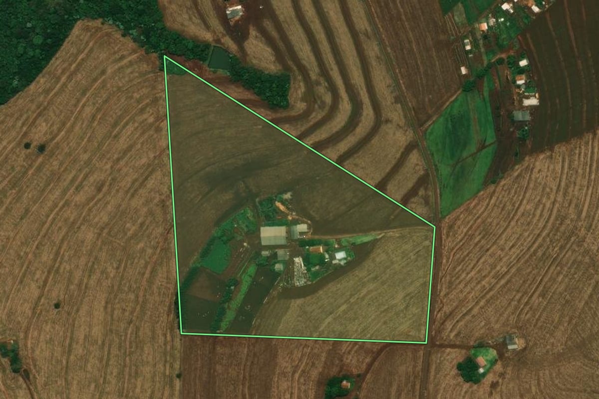 Imagem de satélite do imóvel rural em Cascavel (PR), com o contorno declarado no CAR desenhado por cima.