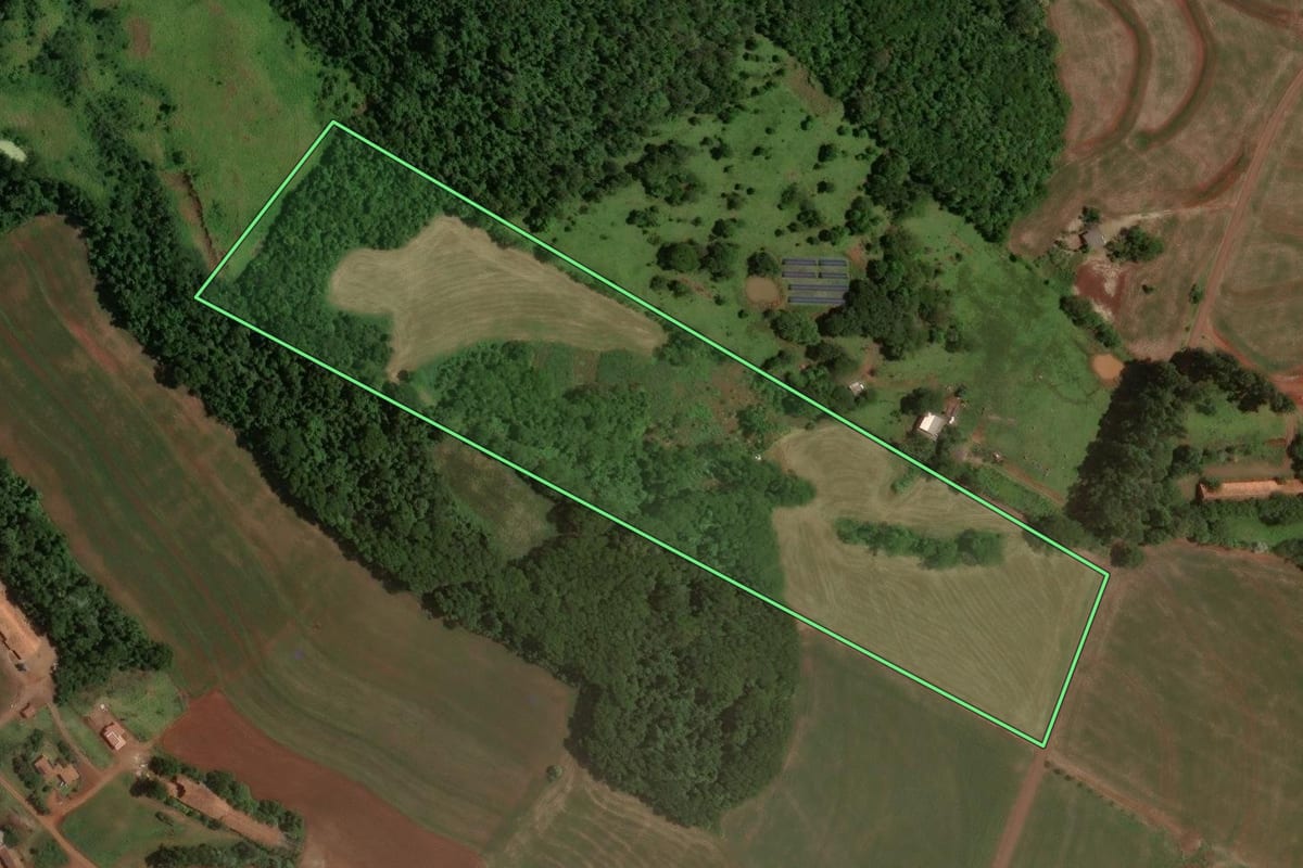 Imagem de satélite do imóvel rural em Cascavel (PR), com o contorno declarado no CAR desenhado por cima.