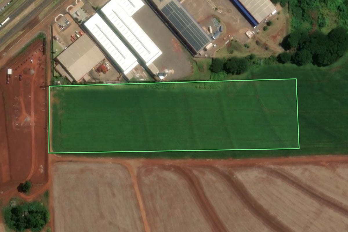 Imagem de satélite do imóvel rural em Cascavel (PR), com o contorno declarado no CAR desenhado por cima.