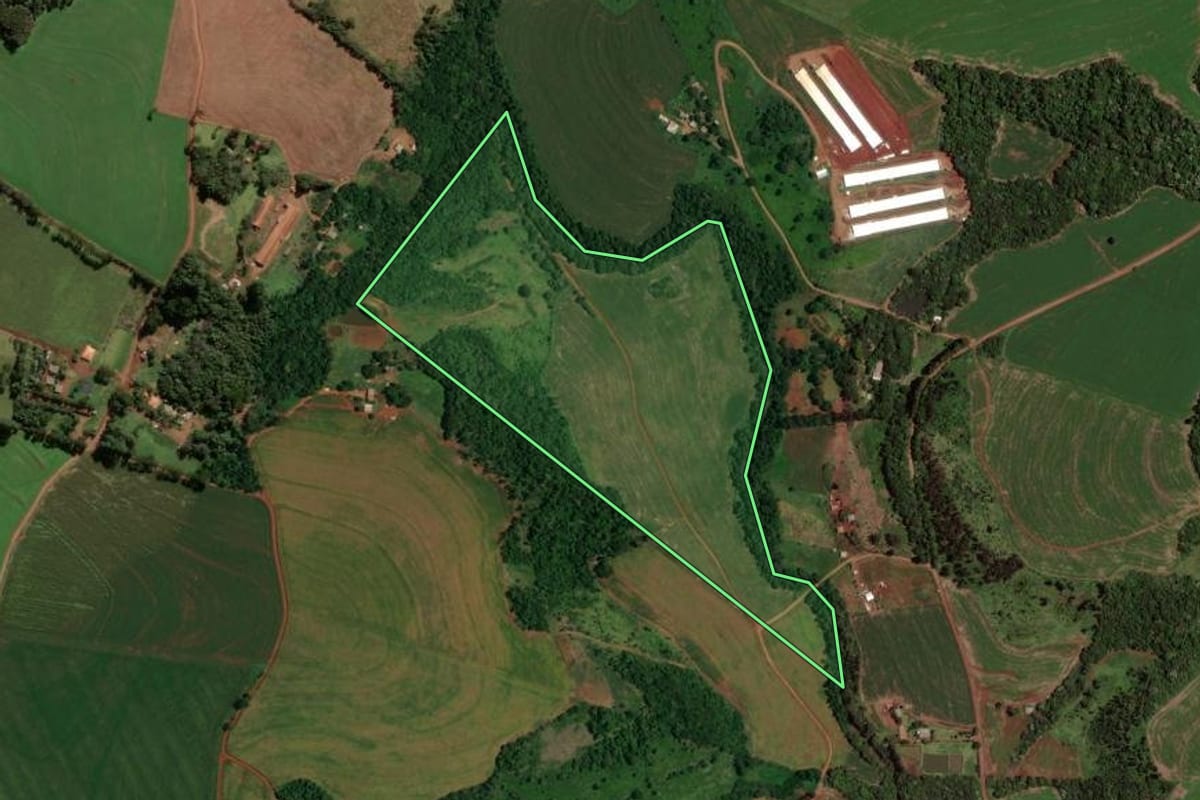 Imagem de satélite do imóvel rural em Cascavel (PR), com o contorno declarado no CAR desenhado por cima.