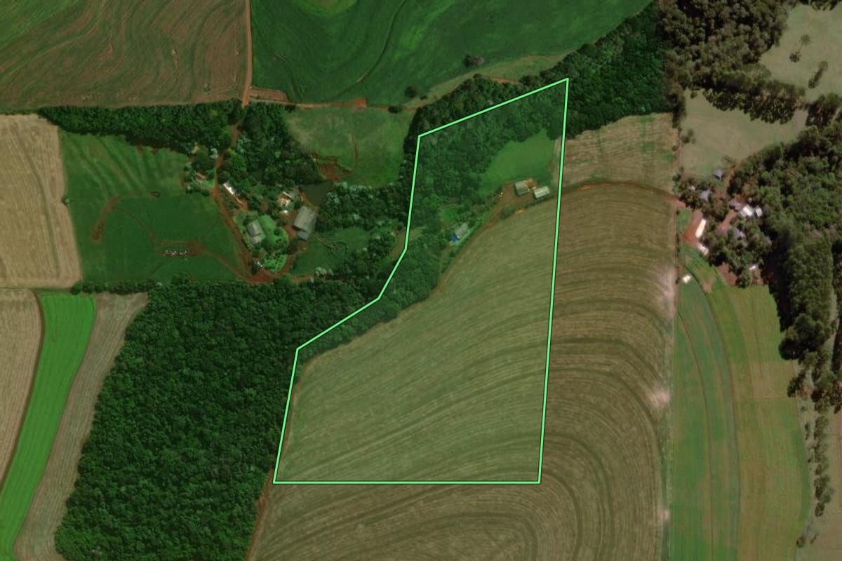 Imagem de satélite do imóvel rural em Cascavel (PR), com o contorno declarado no CAR desenhado por cima.