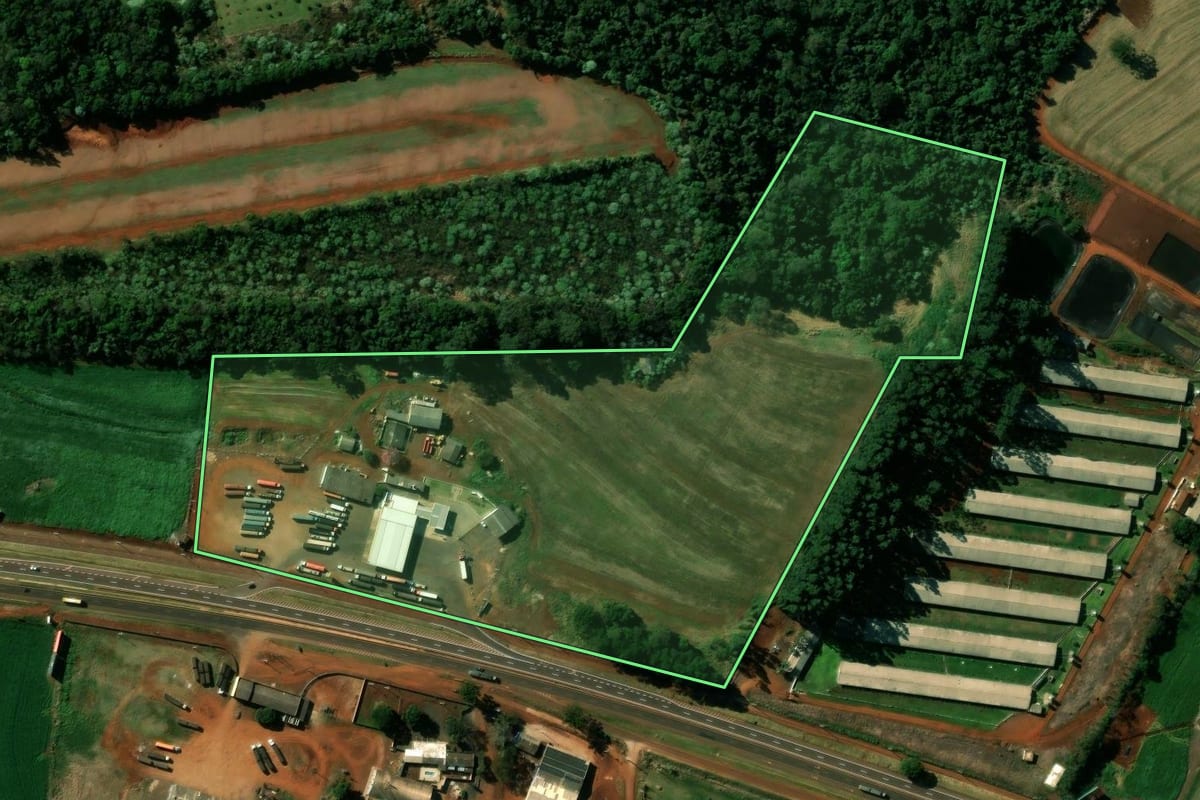 Imagem de satélite do imóvel rural em Cascavel (PR), com o contorno declarado no CAR desenhado por cima.