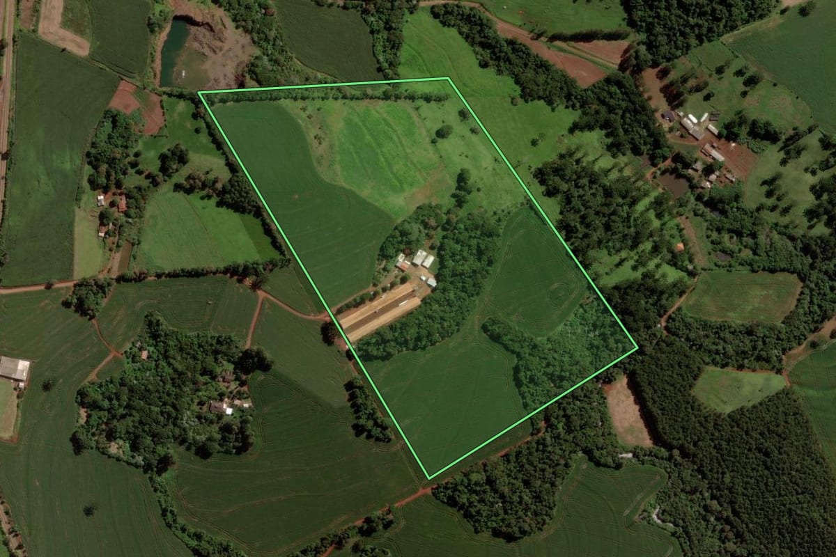 Imagem de satélite do imóvel rural em Cascavel (PR), com o contorno declarado no CAR desenhado por cima.