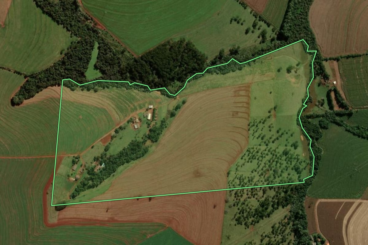 Imagem de satélite do imóvel rural em Cascavel (PR), com o contorno declarado no CAR desenhado por cima.