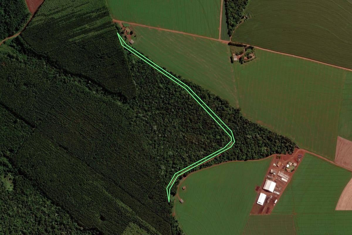 Imagem de satélite do imóvel rural em Cascavel (PR), com o contorno declarado no CAR desenhado por cima.
