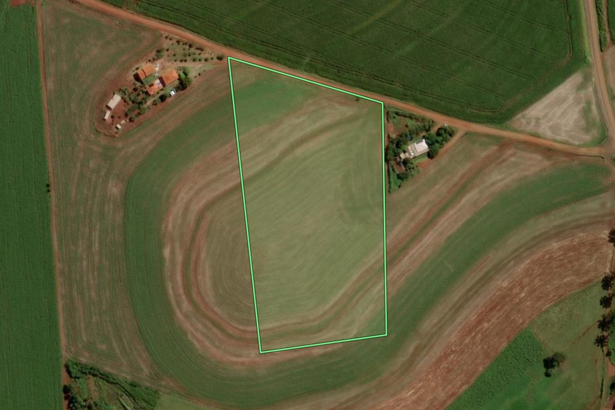 Imagem de satélite do imóvel rural em Cascavel (PR), com o contorno declarado no CAR desenhado por cima.