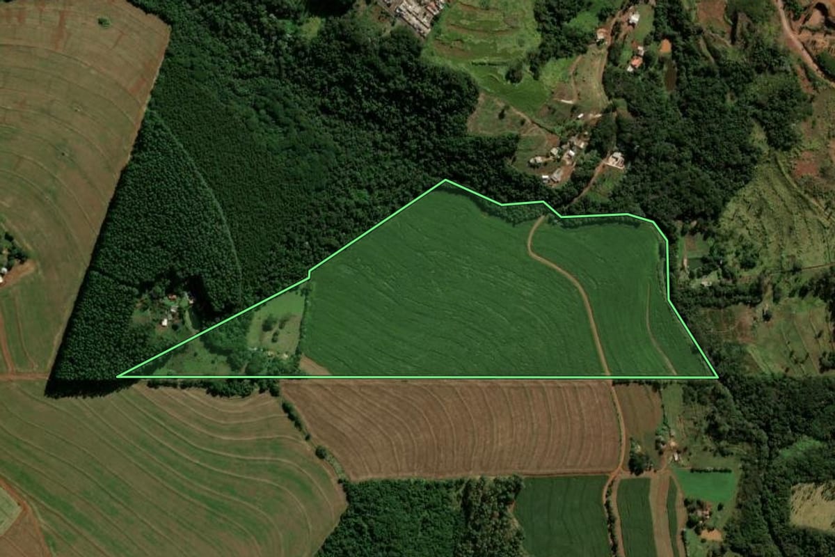 Imagem de satélite do imóvel rural em Cascavel (PR), com o contorno declarado no CAR desenhado por cima.