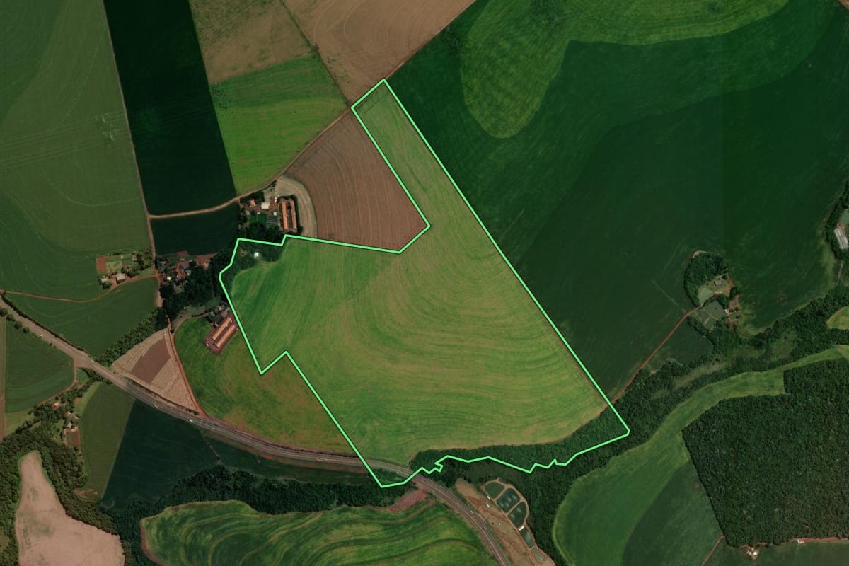 Imagem de satélite do imóvel rural em Cascavel (PR), com o contorno declarado no CAR desenhado por cima.