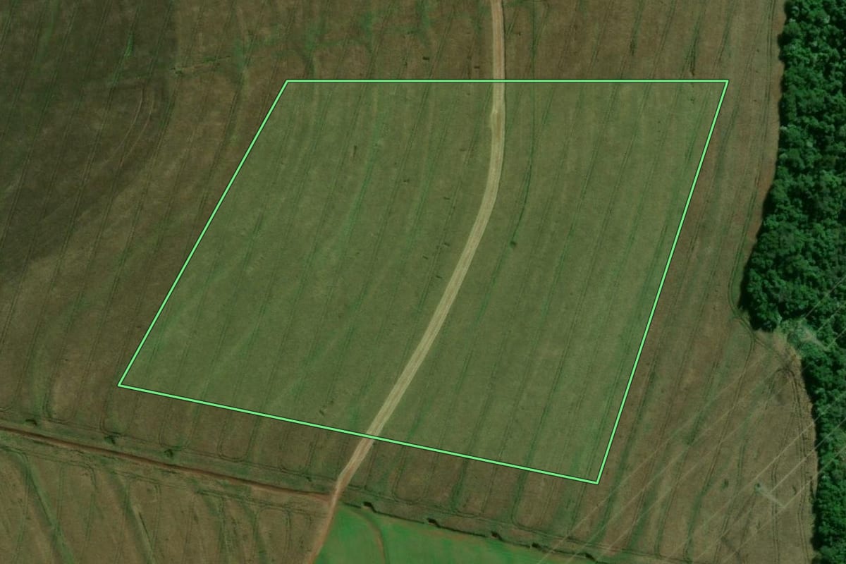 Imagem de satélite do imóvel rural em Cascavel (PR), com o contorno declarado no CAR desenhado por cima.