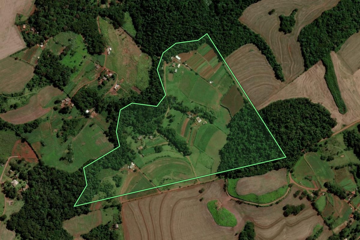 Imagem de satélite do imóvel rural em Cascavel (PR), com o contorno declarado no CAR desenhado por cima.