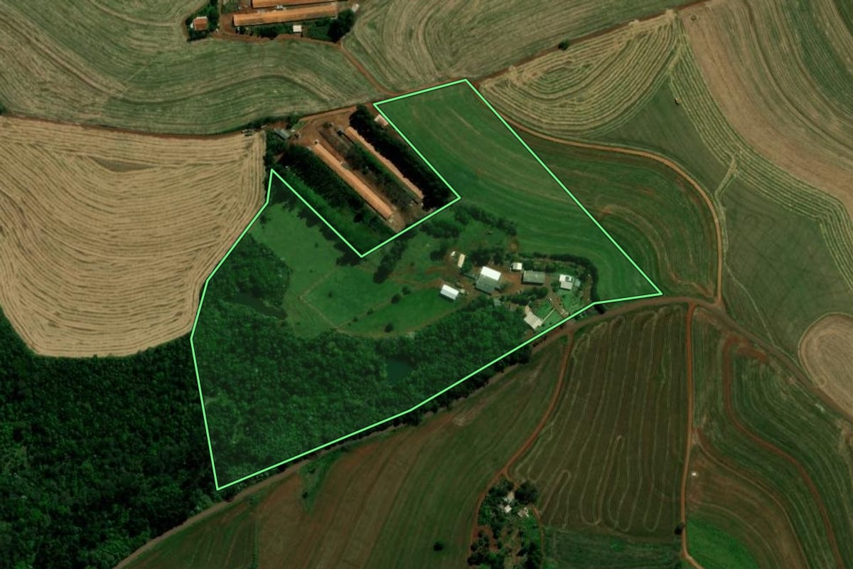 Imagem de satélite do imóvel rural em Cascavel (PR), com o contorno declarado no CAR desenhado por cima.