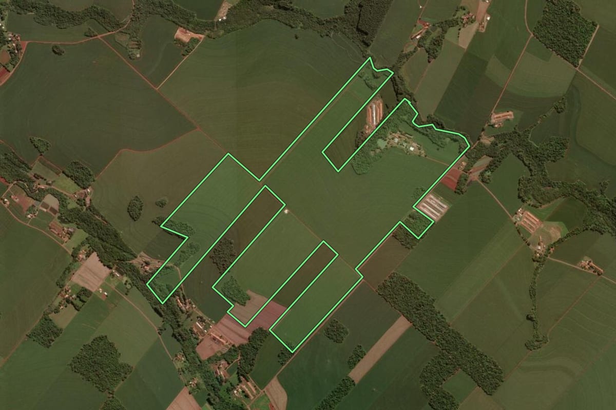Imagem de satélite do imóvel rural em Cascavel (PR), com o contorno declarado no CAR desenhado por cima.