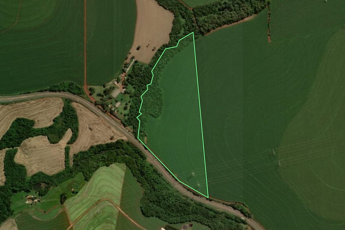 Imagem de satélite do imóvel rural em Cascavel (PR), com o contorno declarado no CAR desenhado por cima.