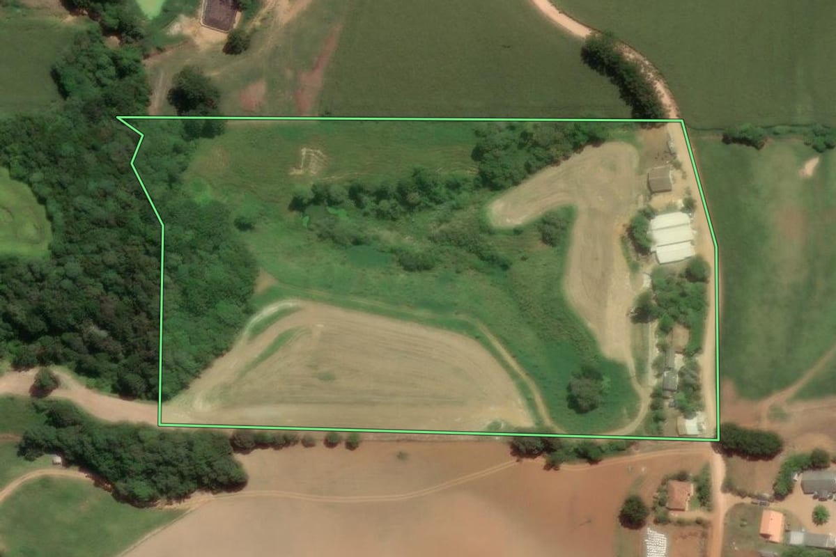 Imagem de satélite do imóvel rural em Castro (PR), com o contorno declarado no CAR desenhado por cima.