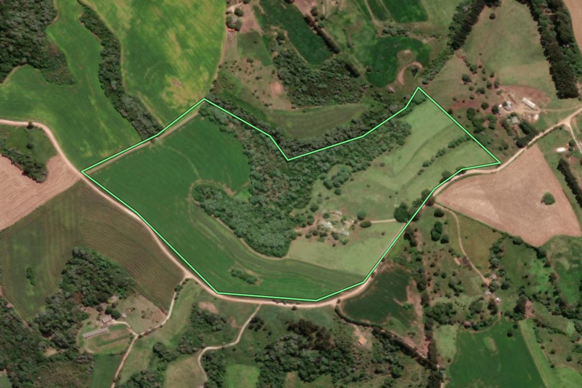 Imagem de satélite do imóvel rural em Castro (PR), com o contorno declarado no CAR desenhado por cima.