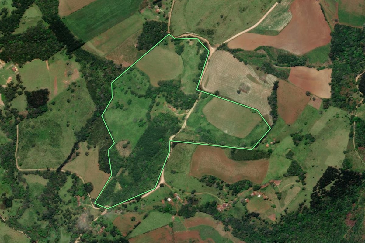 Imagem de satélite do imóvel rural em Castro (PR), com o contorno declarado no CAR desenhado por cima.