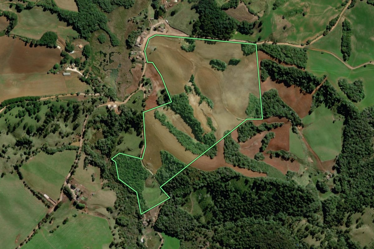 Imagem de satélite do imóvel rural em Castro (PR), com o contorno declarado no CAR desenhado por cima.