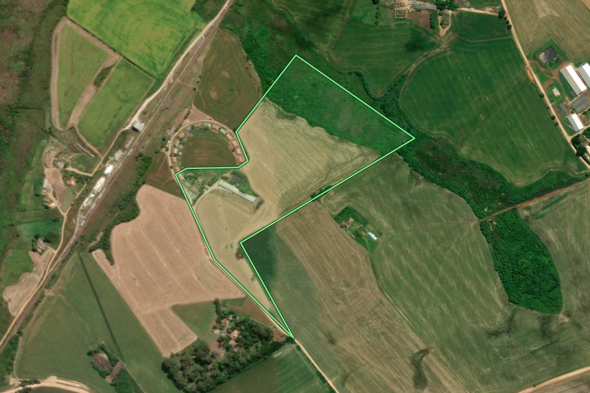 Imagem de satélite do imóvel rural em Castro (PR), com o contorno declarado no CAR desenhado por cima.