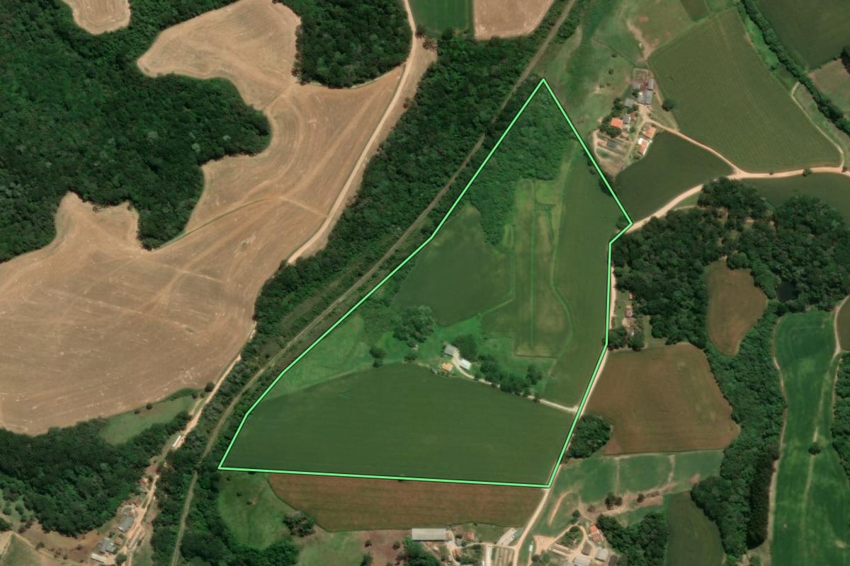 Imagem de satélite do imóvel rural em Castro (PR), com o contorno declarado no CAR desenhado por cima.