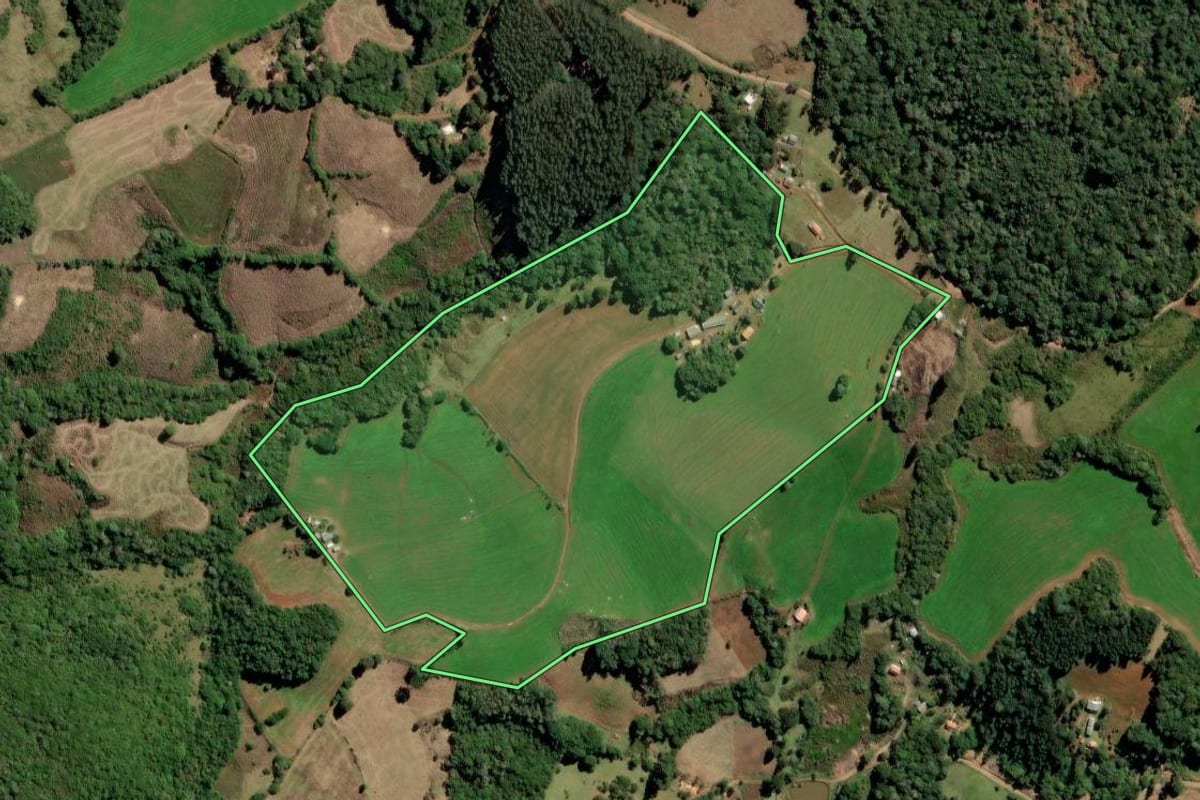 Imagem de satélite do imóvel rural em Castro (PR), com o contorno declarado no CAR desenhado por cima.