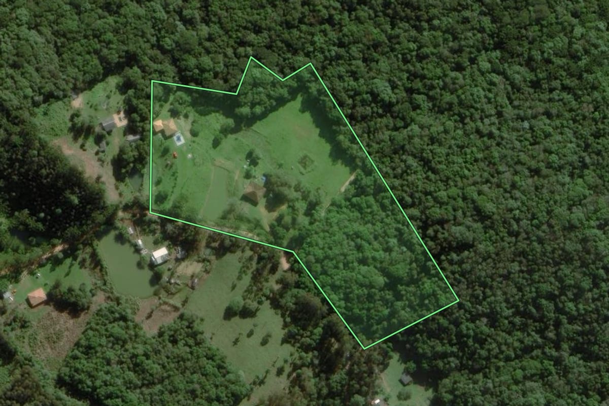 Imagem de satélite do imóvel rural em Castro (PR), com o contorno declarado no CAR desenhado por cima.