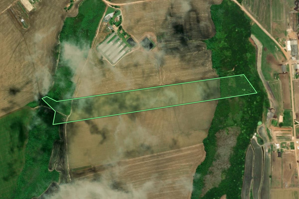 Imagem de satélite do imóvel rural em Castro (PR), com o contorno declarado no CAR desenhado por cima.