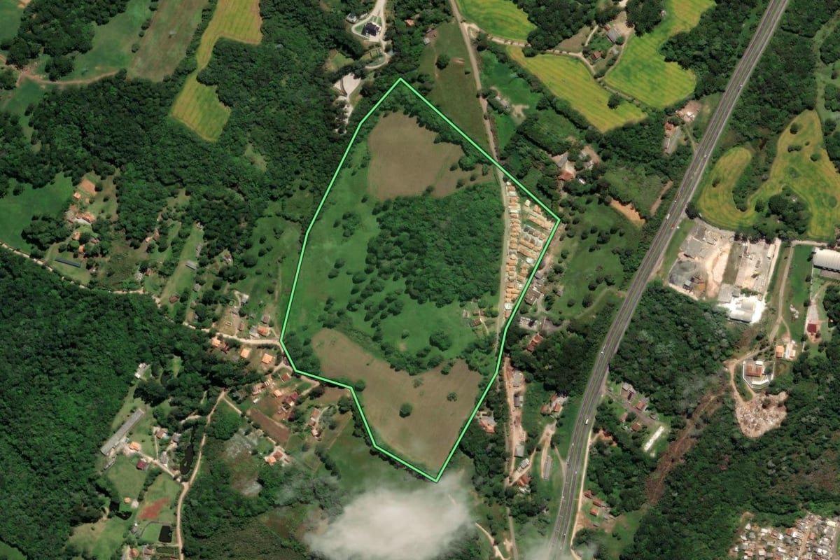 Imagem de satélite do imóvel rural em Castro (PR), com o contorno declarado no CAR desenhado por cima.