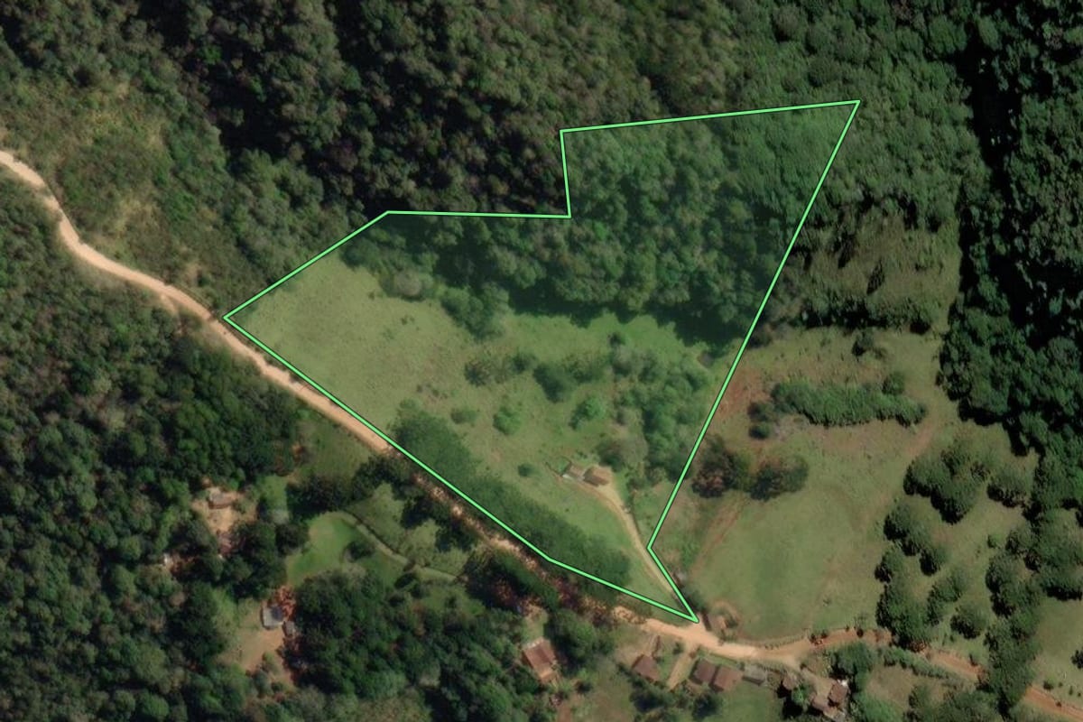 Imagem de satélite do imóvel rural em Castro (PR), com o contorno declarado no CAR desenhado por cima.