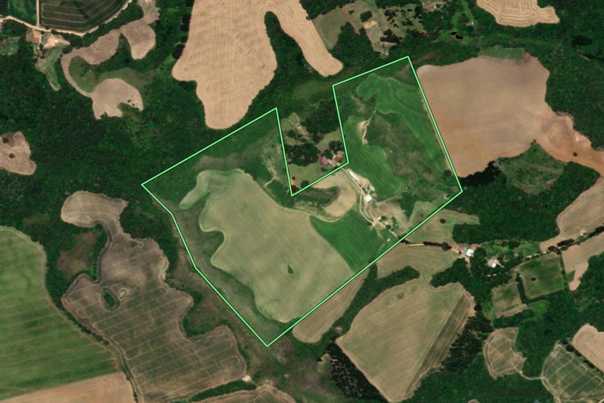 Imagem de satélite do imóvel rural em Castro (PR), com o contorno declarado no CAR desenhado por cima.