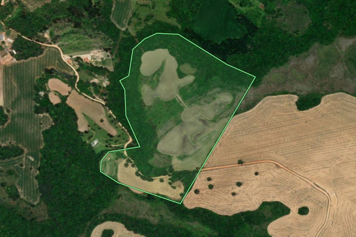 Imagem de satélite do imóvel rural em Castro (PR), com o contorno declarado no CAR desenhado por cima.