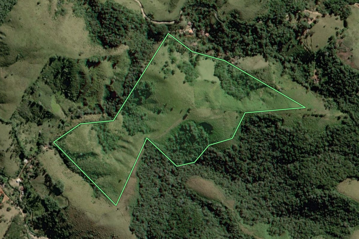 Imagem de satélite do imóvel rural em Castro (PR), com o contorno declarado no CAR desenhado por cima.