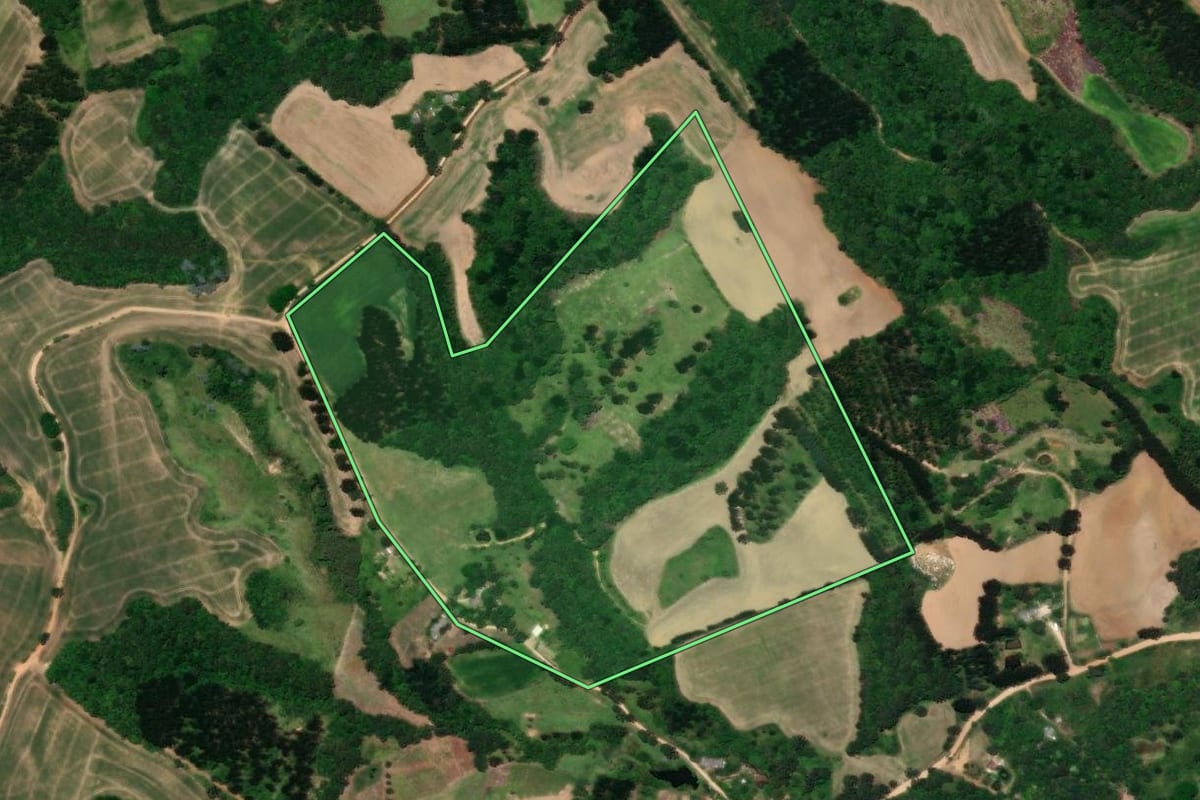 Imagem de satélite do imóvel rural em Castro (PR), com o contorno declarado no CAR desenhado por cima.