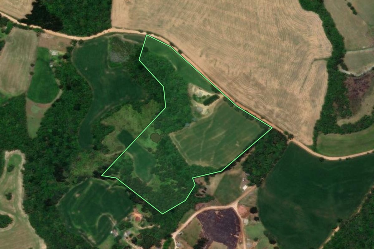 Imagem de satélite do imóvel rural em Castro (PR), com o contorno declarado no CAR desenhado por cima.