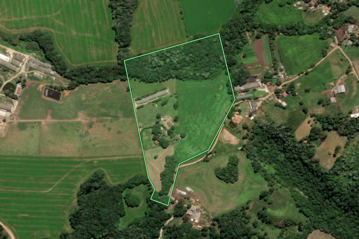 Imagem de satélite do imóvel rural em Castro (PR), com o contorno declarado no CAR desenhado por cima.