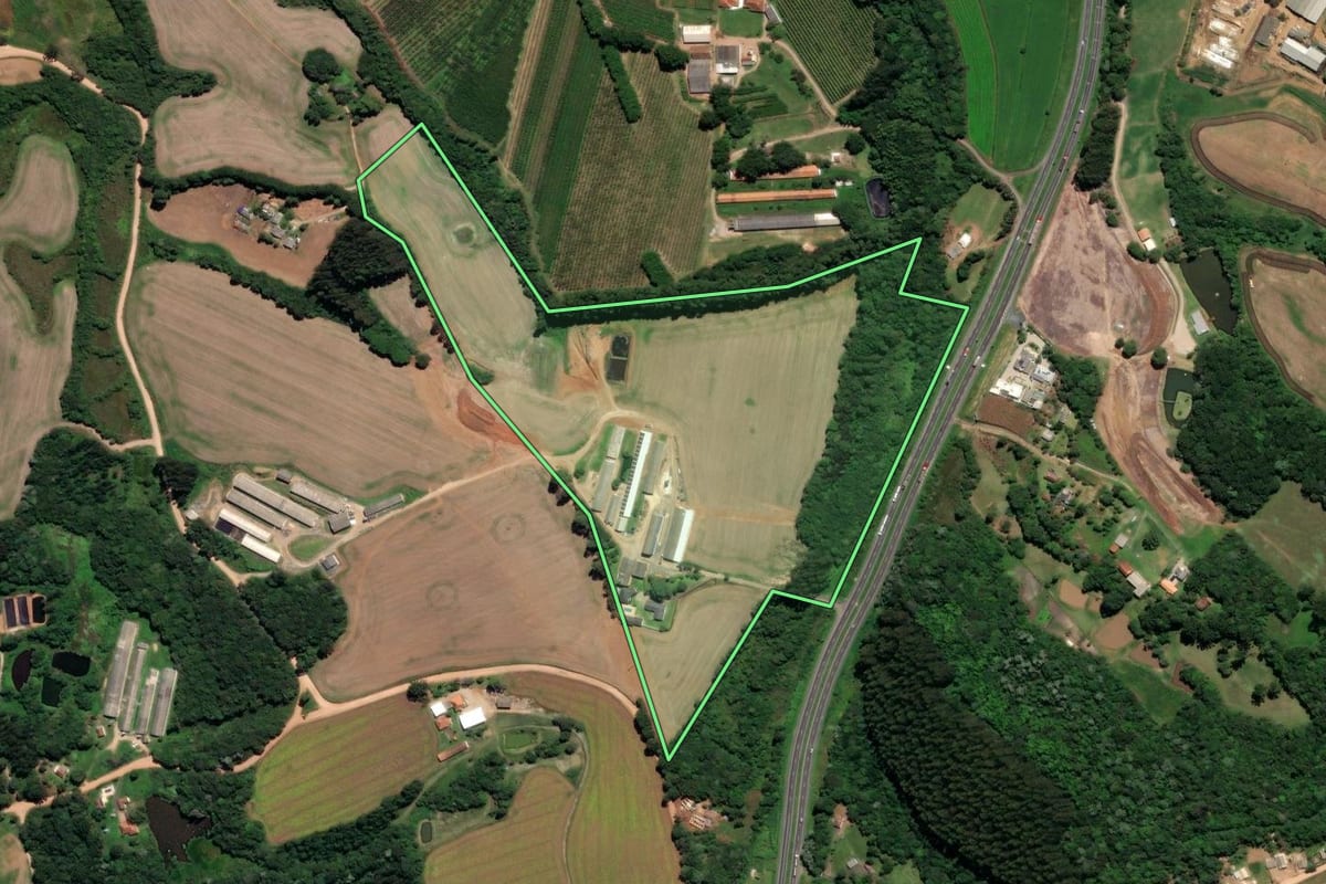 Imagem de satélite do imóvel rural em Castro (PR), com o contorno declarado no CAR desenhado por cima.