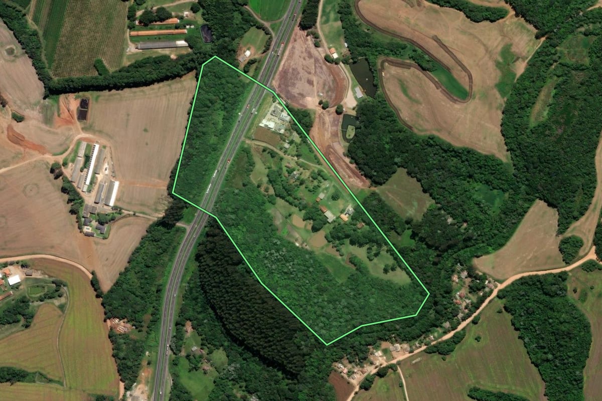 Imagem de satélite do imóvel rural em Castro (PR), com o contorno declarado no CAR desenhado por cima.