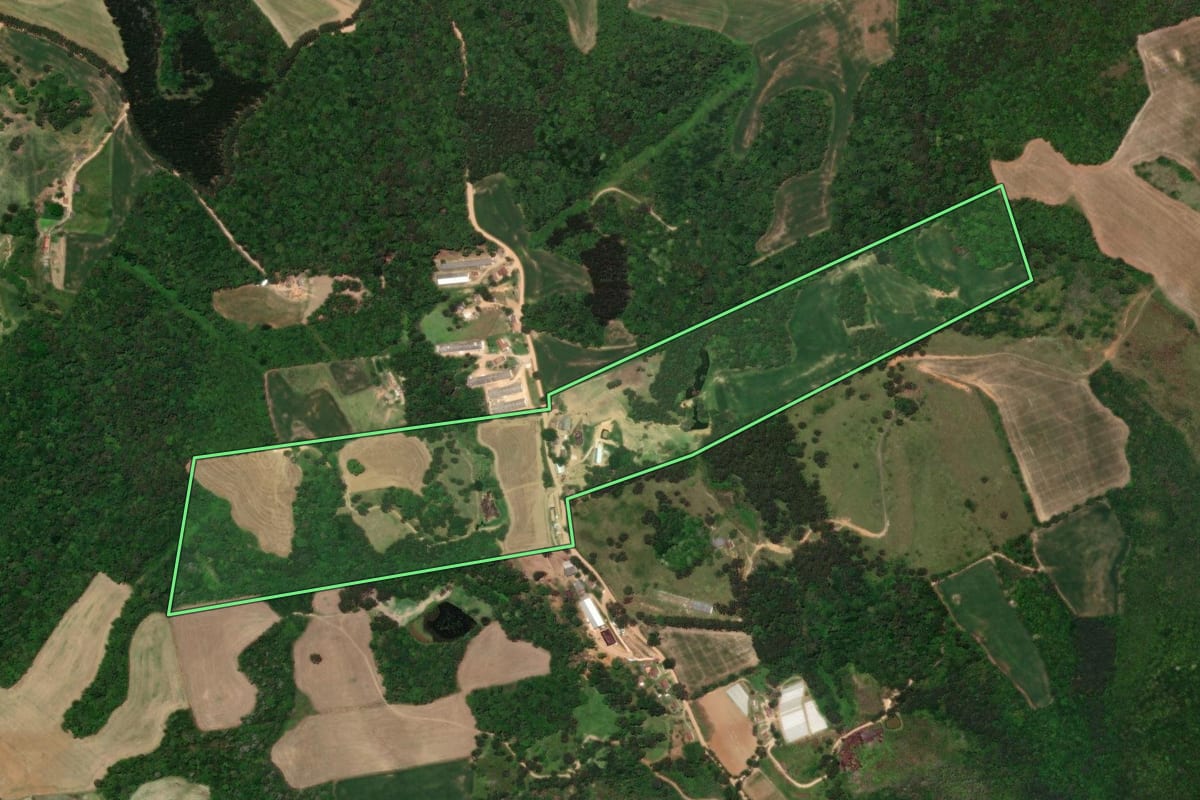 Imagem de satélite do imóvel rural em Castro (PR), com o contorno declarado no CAR desenhado por cima.
