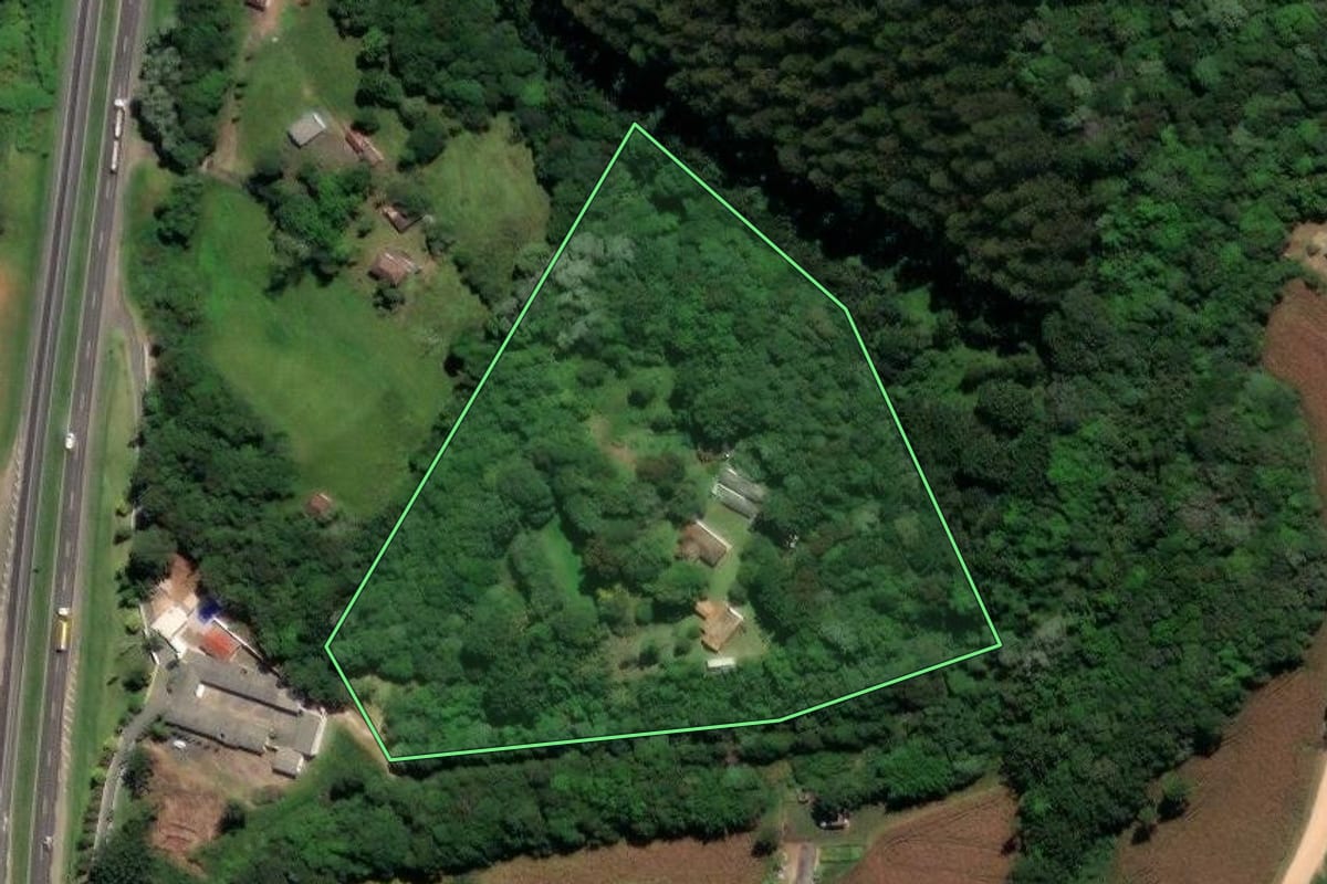 Imagem de satélite do imóvel rural em Castro (PR), com o contorno declarado no CAR desenhado por cima.