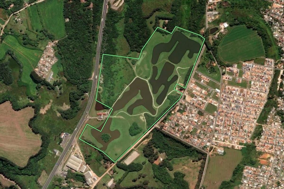 Imagem de satélite do imóvel rural em Castro (PR), com o contorno declarado no CAR desenhado por cima.