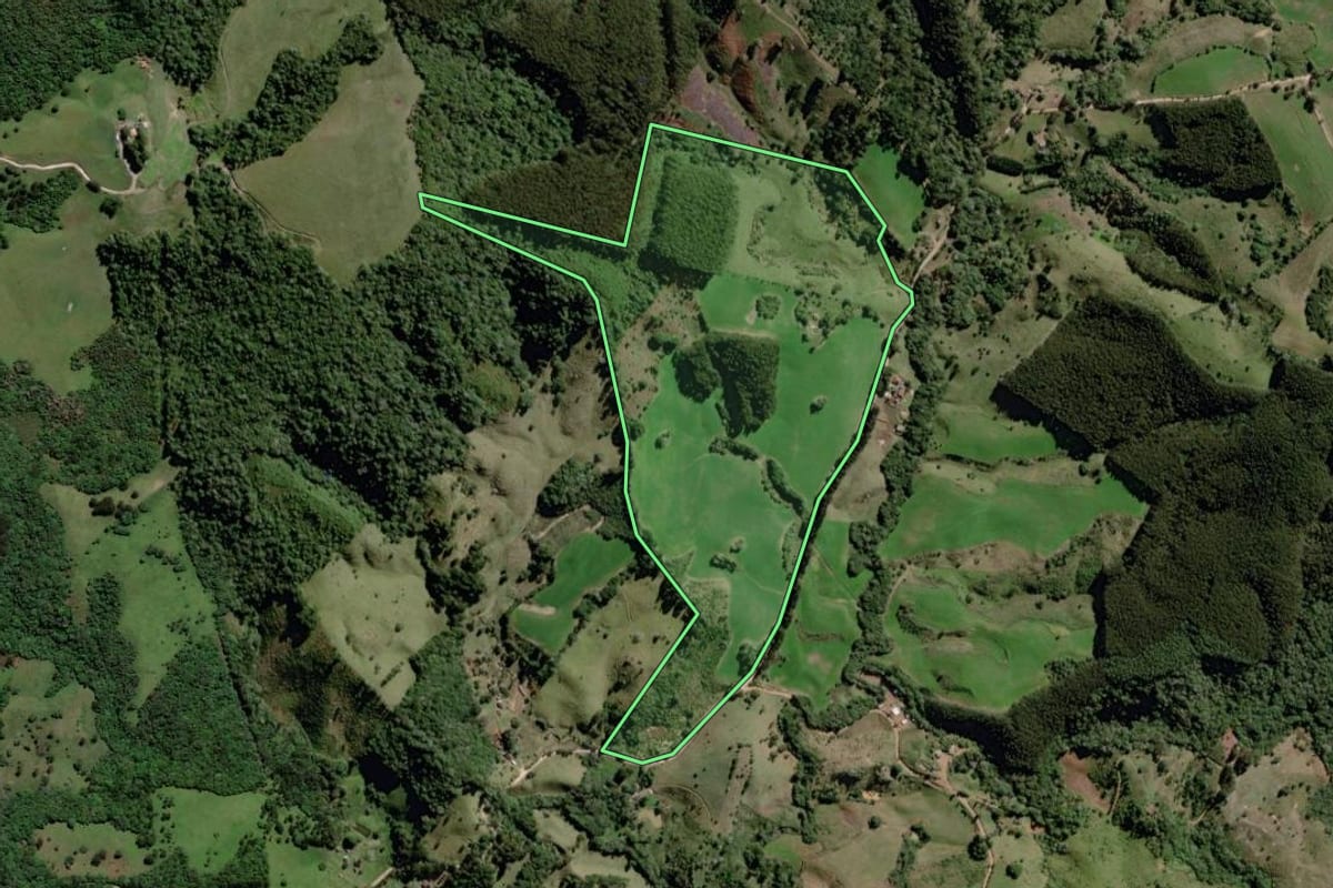 Imagem de satélite do imóvel rural em Castro (PR), com o contorno declarado no CAR desenhado por cima.