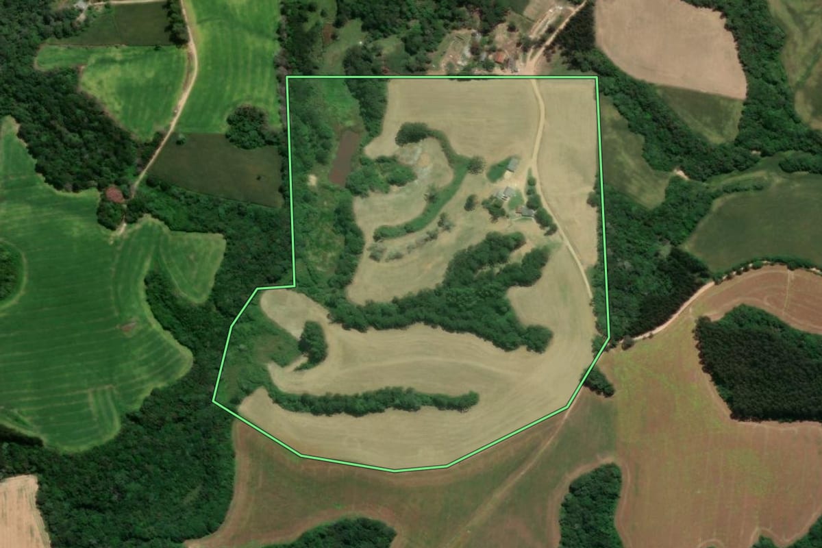 Imagem de satélite do imóvel rural em Castro (PR), com o contorno declarado no CAR desenhado por cima.
