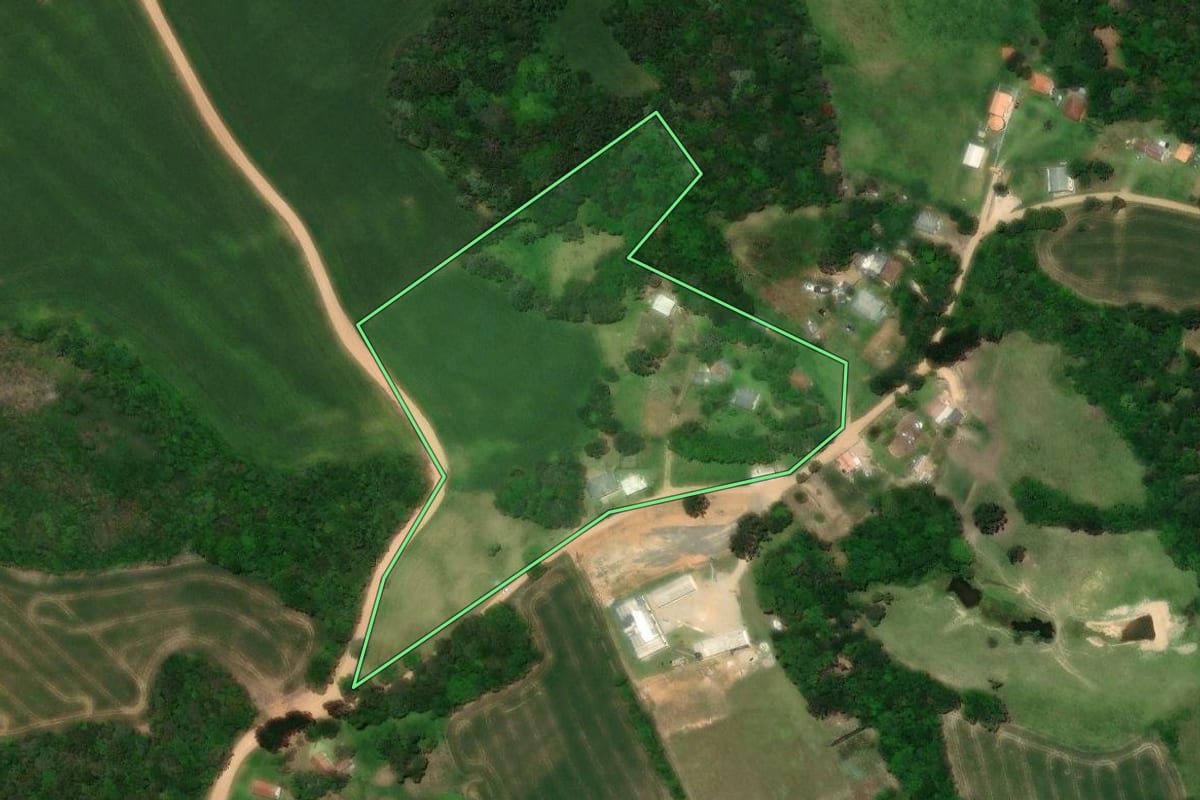 Imagem de satélite do imóvel rural em Castro (PR), com o contorno declarado no CAR desenhado por cima.