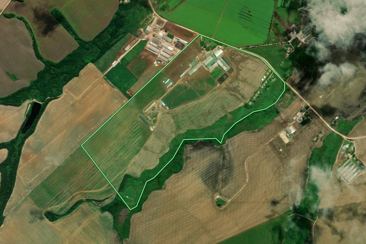 Imagem de satélite do imóvel rural em Castro (PR), com o contorno declarado no CAR desenhado por cima.