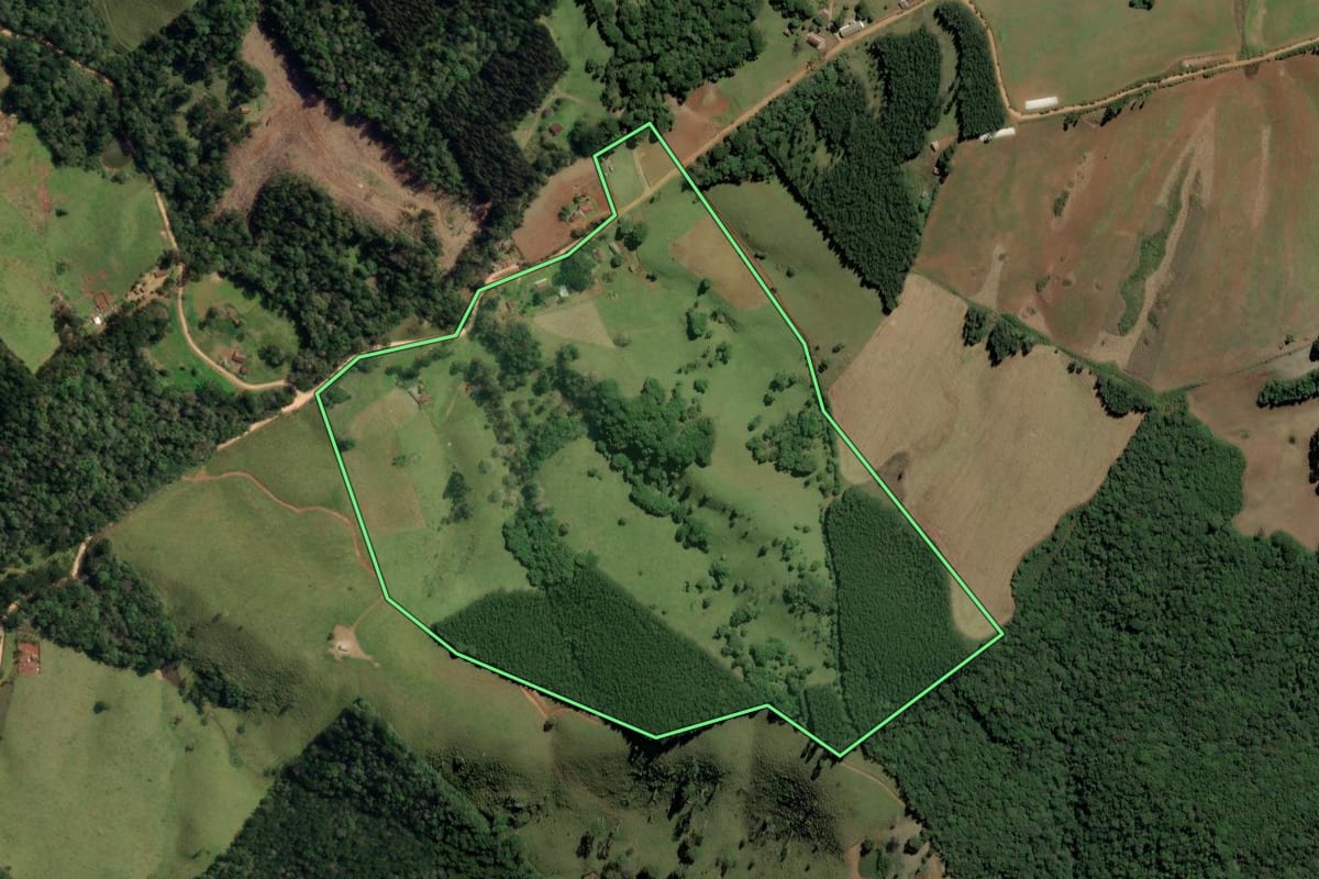Imagem de satélite do imóvel rural em Castro (PR), com o contorno declarado no CAR desenhado por cima.