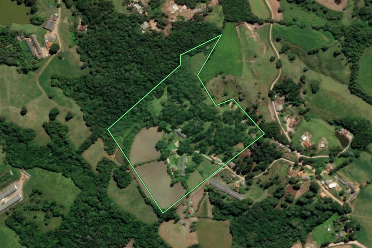Imagem de satélite do imóvel rural em Castro (PR), com o contorno declarado no CAR desenhado por cima.
