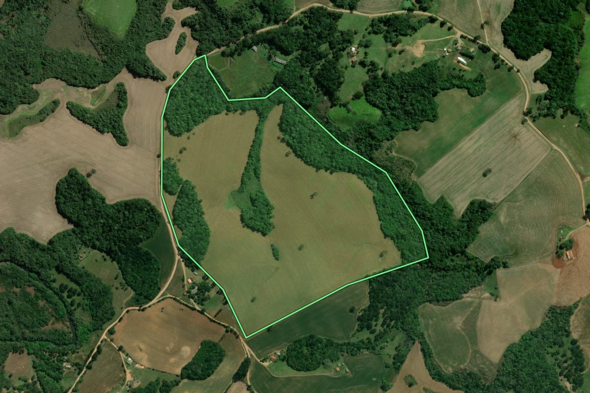 Imagem de satélite do imóvel rural em Castro (PR), com o contorno declarado no CAR desenhado por cima.